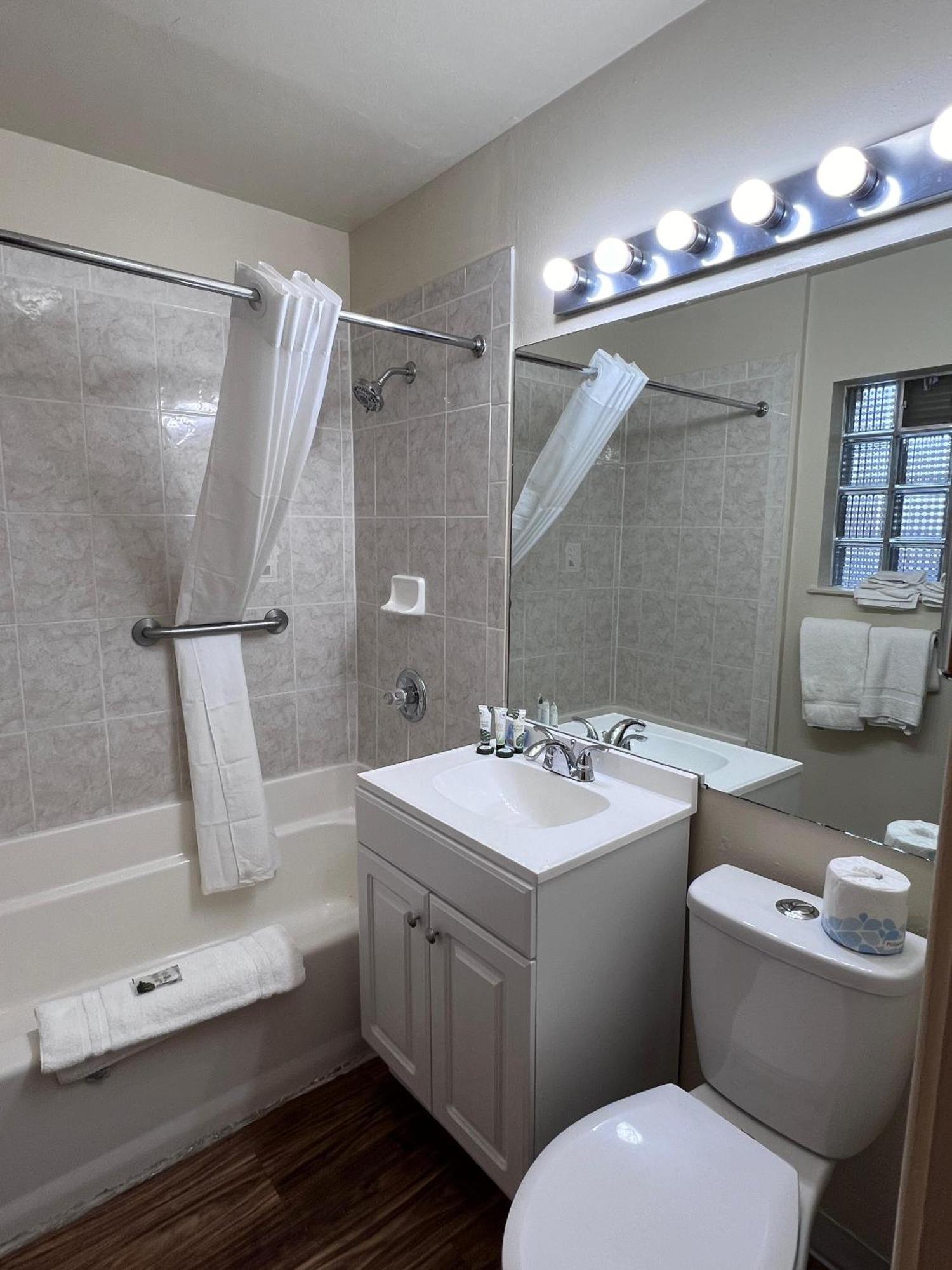 Sunrise Motor Inn Коуди Екстериор снимка